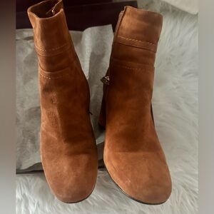 Made & styled to last, worn once. Suede Taryn Ross Box & dust bag.